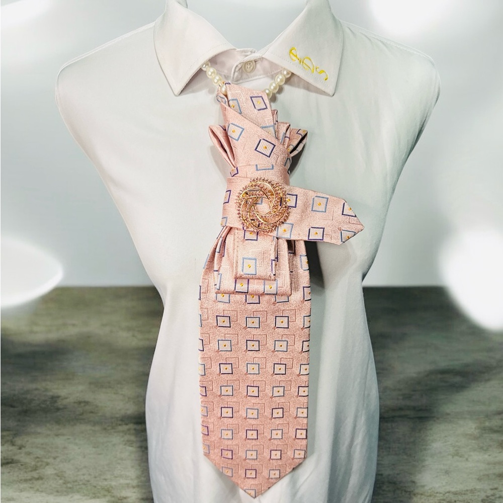Roundtree & Yorke Pink Geometric Necktie with Pink Brooch